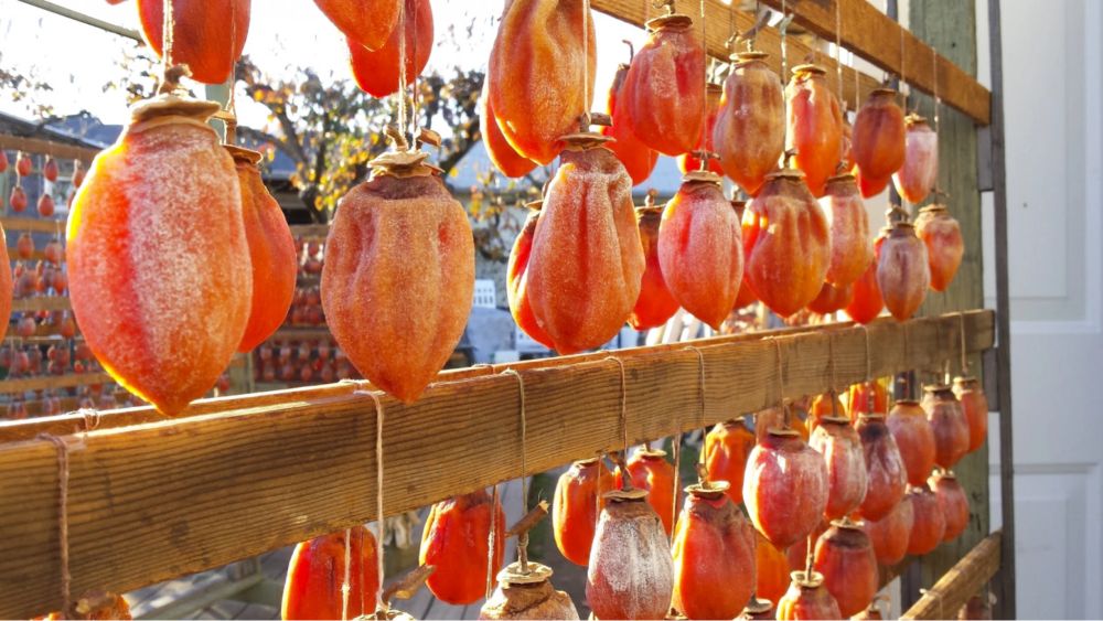 Hồng treo gió là đặc sản mang dấu ấn đặc trưng của vùng đất Đà Lạt, có vị ngọt đậm đà, kết cấu dẻo mềm và lớp vỏ ánh cam đẹp mắt